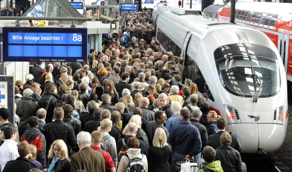 Bahnhofsszene: Ein ICE und daneben der völlig überfüllte Bahnsteig.